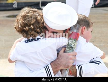 L'USS Harry S. Truman arrive à leur homeport de la base navale de Norfolk après un déploiement de 10 mois, le 12 septembre 2022. Les marins Truman ont été accueillis par plus de 8 000 amis et membres de la famille qui attendaient à bord. Banque D'Images