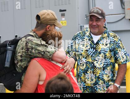 L'USS Harry S. Truman arrive à leur homeport de la base navale de Norfolk après un déploiement de 10 mois, le 12 septembre 2022. Les marins Truman ont été accueillis par plus de 8 000 amis et membres de la famille qui attendaient à bord. Banque D'Images