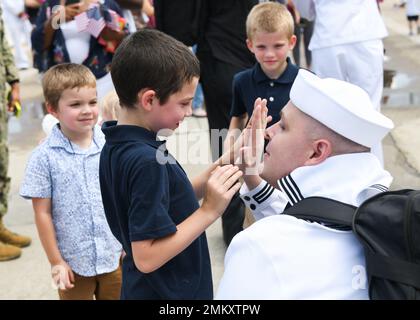 L'USS Harry S. Truman arrive à leur homeport de la base navale de Norfolk après un déploiement de 10 mois, le 12 septembre 2022. Les marins Truman ont été accueillis par plus de 8 000 amis et membres de la famille qui attendaient à bord. Banque D'Images