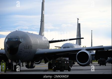 Trois stratotankers de la Force aérienne des États-Unis KC-135 affectés aux escadres de ravitaillement en vol 22nd et 6th sont installés sur la ligne de vol de la base aérienne d'Eielson, en Alaska, au cours de l'opération Noble Eagle 22-4,2 le 12 septembre 2022. Noble Defender est une opération de défense aérienne conçue pour démontrer la capacité des États-Unis et du Canada de défendre les approches de l'Amérique du Nord contre les menaces actuelles et futures de missiles de croisière, tout en s'intégrant dans tous les domaines avec des partenaires et des alliés. Banque D'Images