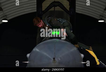 ÉTATS-UNIS Le Lt Seth Padget, pilote du 80th Fighter Squadron, de la Force aérienne 1st, monte dans un faucon de combat F-16 lors d'un événement d'entraînement à la base aérienne de Kunsan, République de Corée, le 13 septembre 2022. Le F-16 peut voler plus de 1 000 miles de distance et est capable de voler à deux fois la vitesse du son. Banque D'Images