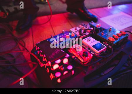 LVIV, UKRAINE - 4 AVRIL 2019 : un guitariste en concert utilise de nombreux processeurs de guitare pour l'effet Banque D'Images