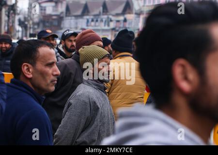 Srinagar, Cachemire. 29 janvier 2023, Srinagar, Jammu-et-Cachemire, Inde: Les gens regardent le chef du Congrès Rahul Gandhi marcher pendant la marche 'Bharat Jodo Yatra' à Srinagar. Le yakumari au Cachemire yatra a commencé à partir de la pointe sud du pays sur 7 septembre et se termine sur 30 janvier à Srinagar, après avoir couvert 3 970 km, 12 États et deux territoires de l'Union en 145 jours environ. (Credit image: © Adil Abbas/ZUMA Press Wire) USAGE ÉDITORIAL SEULEMENT! Non destiné À un usage commercial ! Crédit : ZUMA Press, Inc./Alay Live News Banque D'Images