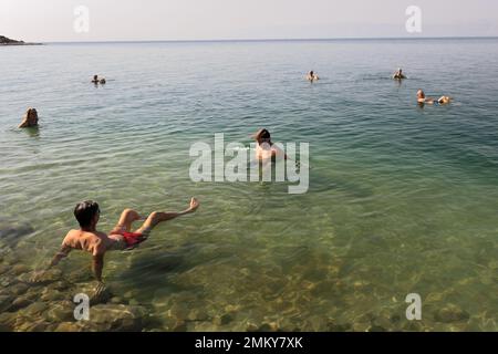 Les personnes qui nagent dans la mer Morte, l'hôtel et station OH Beach, Jordan Banque D'Images