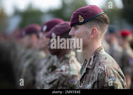 Un groupe de parachutistes britanniques se forment lors de la cérémonie d'ouverture de l'exercice Falcon Leap sur Camp Orange Barracks, Schaarsbergen, pays-Bas, 12 septembre 2022. Plus de 1000 parachutistes du monde entier, 13 nationalités différentes, plusieurs aéroglisseurs par jour, et entraînement avec d'autres équipements pendant deux semaines. Il s'agit du plus grand exercice technique aéroporté de l'OTAN Banque D'Images