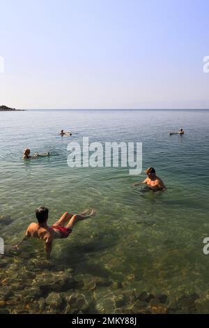 Les personnes qui nagent dans la mer Morte, l'hôtel et station OH Beach, Jordan Banque D'Images