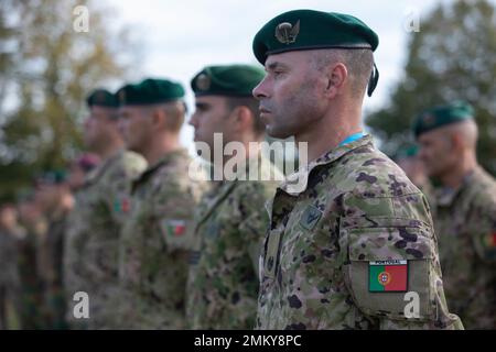 Un groupe de parachutistes portugais se forment lors de la cérémonie d'ouverture de l'exercice Falcon Leap sur les casernes Camp Orange, Schaarsbergen, pays-Bas., 12 septembre 2022. Plus de 1000 parachutistes du monde entier, 13 nationalités différentes, plusieurs aéroglisseurs par jour, et entraînement avec d'autres équipements pendant deux semaines. Il s'agit du plus grand exercice technique aéroporté de l'OTAN Banque D'Images