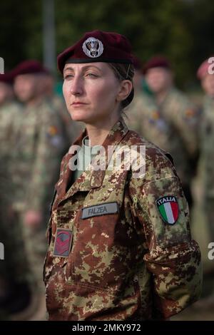 Un parachutiste italien est en formation lors de la cérémonie d'ouverture de l'exercice Falcon Leap sur Camp Orange Barracks, Schaarsbergen, pays-Bas., 12 septembre 2022. Plus de 1000 parachutistes du monde entier, 13 nationalités différentes, plusieurs aéroglisseurs par jour, et entraînement avec d'autres équipements pendant deux semaines. Il s'agit du plus grand exercice technique aéroporté de l'OTAN Banque D'Images