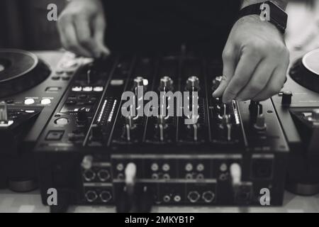 Un DJ joue de la musique sur une manette lors d'une fête Banque D'Images