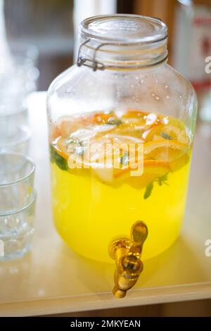 un grand pot avec de la limonade maison fraîche et des tranches d'orange Banque D'Images