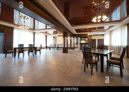intérieur spacieux de moderne vide grand restaurant avec tables et chaises Banque D'Images