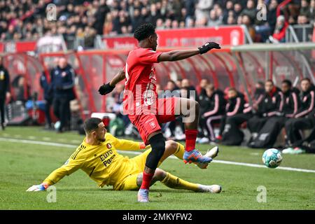 ENSCHEDE - (lr) gardien de but Feyenoord Justin Bijlow, Virgile Misidjan du FC Twente pendant le match de première ligue néerlandais entre le FC Twente et Feyenoord au Stadion de Grolsch Veste on 29 janvier 2023 à Enschede, pays-Bas. ANP OLAF KRAAK Banque D'Images