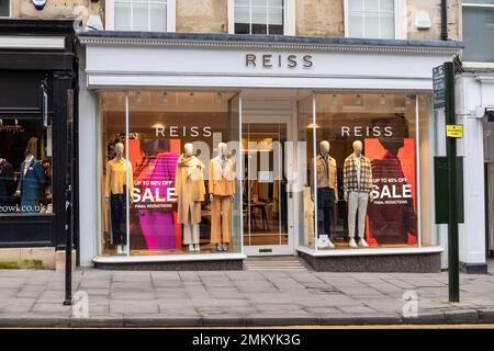 Vente de magasin de vêtements mode Reiss. Une marque de mode britannique à Milsom Street, Bath, Somerset, Angleterre, Royaume-Uni Banque D'Images