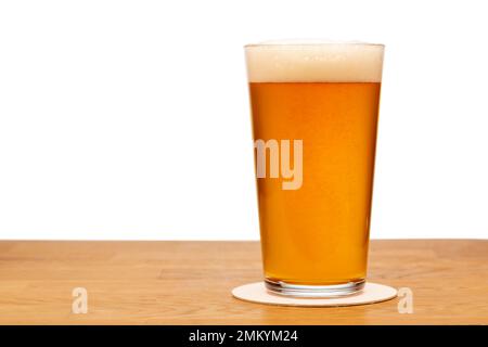 Un verre de bière ou d'ALE artisanal sur une table en bois avec fond blanc Banque D'Images