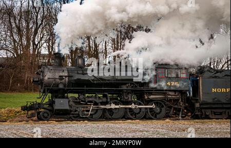 Ronks, Pennsylvanie, 27 décembre 2022 - Vue sur un train de passagers à vapeur classique qui s'approche, traversant la campagne, lors d'une journée d'hiver Banque D'Images