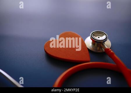 Médecin à son bureau dans le bureau de la clinique. Stéthoscope, tubes à essai, ordinateur portable, prescriptions, lunettes sur table. Banque D'Images