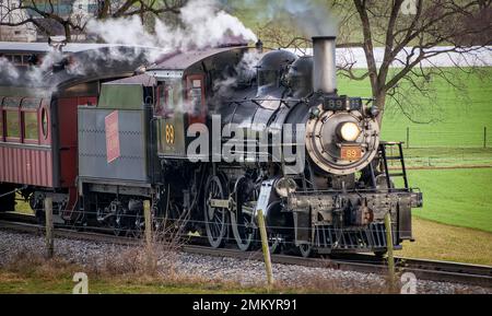 Ronks, Pennsylvanie, 3 décembre 2022 - Vue sur un train de passagers à vapeur classique qui s'approche lorsqu'il parcourt les terres agricoles et la campagne le jour de l'automne Banque D'Images