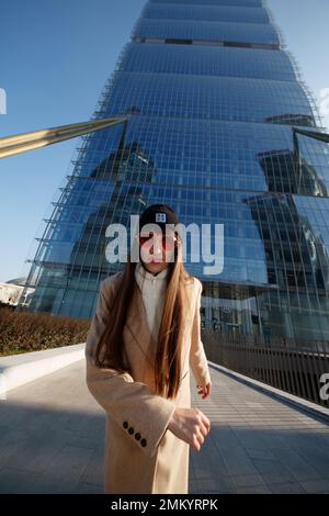 Mannequin et danseuse professionnelle, CityLife, Milan, Italie Banque D'Images