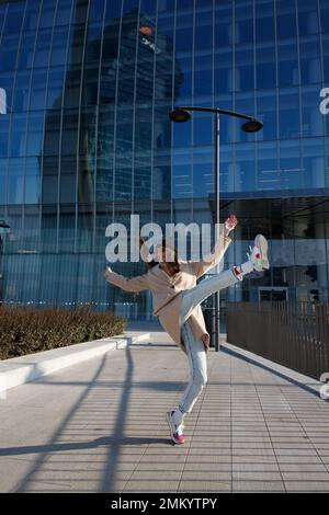 Mannequin et danseuse professionnelle, CityLife, Milan, Italie Banque D'Images