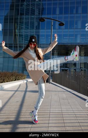 Mannequin et danseuse professionnelle, CityLife, Milan, Italie Banque D'Images