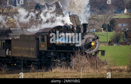 Ronks, Pennsylvanie, 28 décembre 2022 - Vue sur un train de passagers à vapeur classique qui s'approche, se déplace à travers la campagne, souffle de fumée et de vapeur lors d'une journée d'hiver Banque D'Images