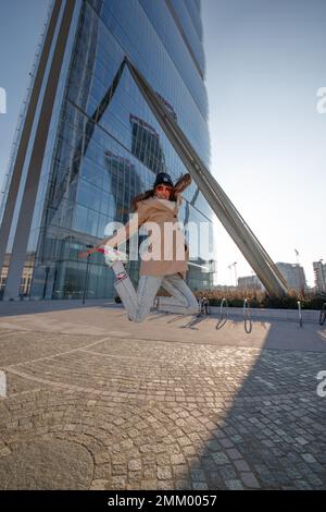 Mannequin et danseuse professionnelle, CityLife, Milan, Italie Banque D'Images