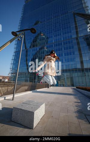 Mannequin et danseuse professionnelle, CityLife, Milan, Italie Banque D'Images