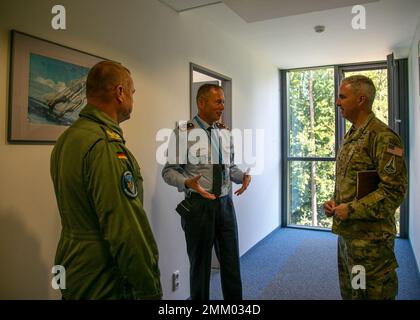 Le lieutenant-général de la Force spatiale américaine Stephen N. Whiting, commandant du Commandement des opérations spatiales, à droite, accueille le général de la Force aérienne allemande Michael Traut, commandant du Commandement spatial allemand, à droite, au Commandement aérien allié de l'OTAN, à la base aérienne de Ramstein, en Allemagne, au 12 septembre 2022. Banque D'Images