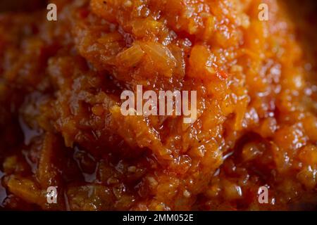 Sauce adjika maison dans un bol en gros plan, sur une table en bois Banque D'Images