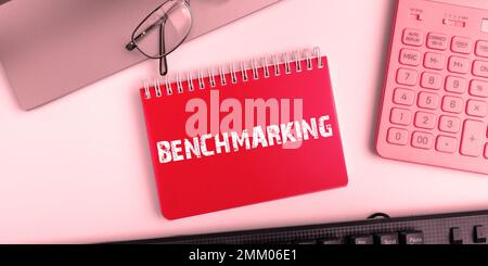 Écriture affichant du texte Benchmarking. Mot pour évaluer quelque chose par comparaison avec une stratégie standard Banque D'Images