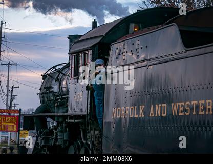 Strasburg, Pennsylvanie, 27 décembre 2022 - Vue sur un train de voyageurs à vapeur classique arrivant dans une gare qui soufflait de fumée et de vapeur, le jour d'hiver Banque D'Images