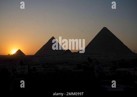 Pyramides de Gizeh au coucher du soleil du solstice d'hiver Banque D'Images