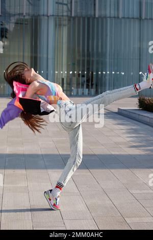 Mannequin et danseuse professionnelle, CityLife, Milan, Italie Banque D'Images