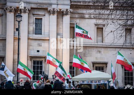 Les manifestants brandisquent les drapeaux iraniens lors de la Révolution iranienne de ìSupport !Î protestation. Les manifestants se sont rassemblés à Trafalgar Square à Londres pour soutenir les femmes en Iran, alors qu'elles se battaient pour leur liberté. Après la mort d'une femme de 22 ans en Iran, Mahsa Amini, aux mains de la « police de la personnalité » pour ne pas couvrir ses cheveux correctement, les femmes iraniennes sont descendues dans les rues pour réclamer leur liberté. En Iran, les femmes sont contraintes de respecter les lois obligatoires sur le voile et peuvent faire face à la détention, au harcèlement et à la torture pour ne pas avoir respecté le code vestimentaire de manière adéquate. Banque D'Images