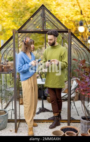 Un couple élégant se défait dans le jardin Banque D'Images