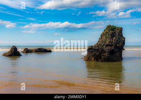 Villers-sur-mer, Normandie, France - rochers sur la plage à marée basse près de la falaise des vaches noires (vaches noires) Banque D'Images