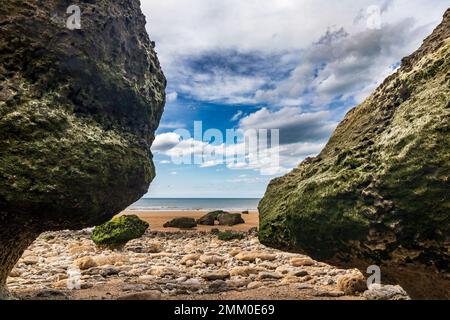 Villers-sur-mer, Normandie, France - rochers sur la plage à marée basse près de la falaise des vaches noires (vaches noires) Banque D'Images