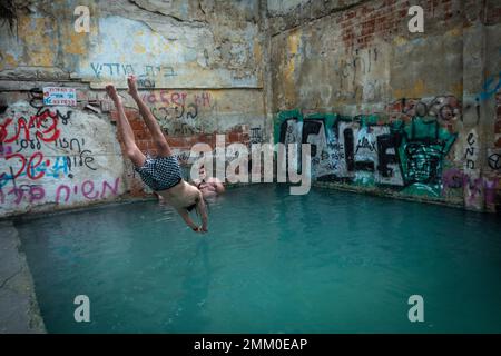 Ein Jones, source naturelle d'eau minérale chaude dans un camp militaire syrien abandonné sur les hauteurs du Golan, en Israël Banque D'Images