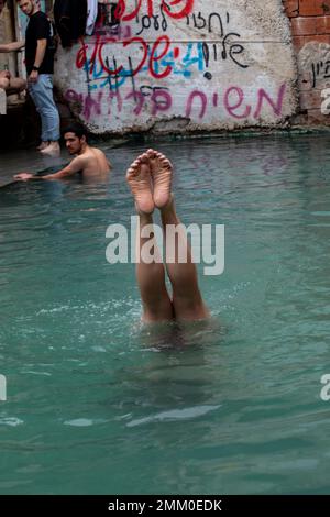 Ein Jones, source naturelle d'eau minérale chaude dans un camp militaire syrien abandonné sur les hauteurs du Golan, en Israël Banque D'Images