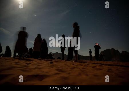 Observation des étoiles dans le désert. Photographié à Wadi Rum, en Jordanie Banque D'Images