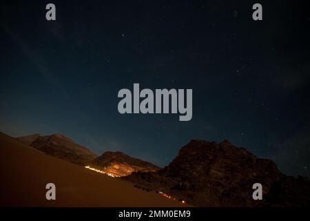 Observation des étoiles dans le désert. Photographié à Wadi Rum, en Jordanie Banque D'Images