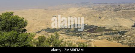 La vallée de Moses Spring (Wadi Ayun Musa), vue du mont Nebo, Jordanie, Moyen-Orient Banque D'Images