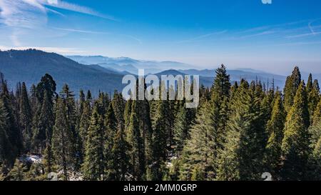 La photographie de drone au parc national Sequoia est un parc national américain dans le sud de la Sierra Nevada à l'est de Visalia, en Californie. Banque D'Images
