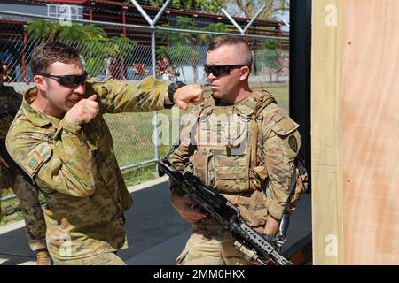 Cpl. Louis Carbery, affecté au 8/9th Royal Australian Regiment, discute des techniques de virage avec un soldat affecté à l'équipe de combat de la brigade d'infanterie 3rd, 25th Division d'infanterie pendant les opérations urbaines dans le cadre de l'exercice Cartwheel au camp de Black Rock, Fidji, 13 septembre 2022. L'exercice Cartwheel est un exercice multilatéral d'entraînement militaire à militaire avec les forces militaires, australiennes, néo-zélandaises et britanniques de la République de Fidji, qui renforce la préparation et l'interopérabilité expéditionnaires en augmentant la capacité de faire face à une crise et à des contingences en développant et en mettant en valeur des unités au sommet Banque D'Images