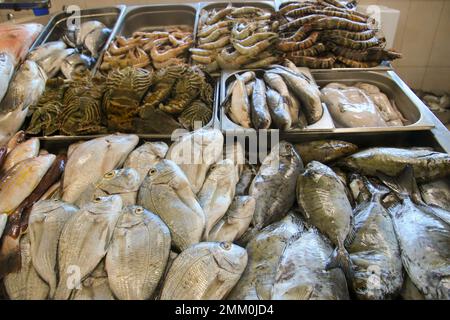 Le marché aux poissons de Ras Al Khaimah (RAK) (historiquement Jullfar) est la plus grande ville et capitale de l'émirat de Ras Al Khaimah, Émirats arabes Unis. Banque D'Images