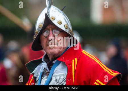 Londres, Royaume-Uni. 29 janvier 2023. Un membre de l'Armée du Roi (la moitié royaliste de la Société anglaise de la Guerre civile), dans le Mall, retrace le dernier voyage en 1649 du Roi Charles Ier qui a été conduit du Palais de St James à Banqueting House sur Whitehall à être décapité. La marche en costume complet comprend des volontaires en costumes royalistes et des troupes montées avec des armes commémorant ce qu'ils appellent « le meurtre de son Majestie ». Credit: Stephen Chung / Alamy Live News Banque D'Images