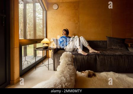 Femme avec son chien dans la maison sur la nature Banque D'Images