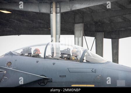 Les aviateurs affectés à l'escadron de chasseurs 391st effectuent des vérifications avant le vol à la base aérienne de Mountain Home, Idaho, le 13 septembre 2022. Le F-15E Strike Eagle peut effectuer des frappes air-air et air-sol. Banque D'Images