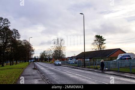 Dundee, Tayside, Écosse, Royaume-Uni. 29th janvier 2023. Météo au Royaume-Uni : après un début de journée frais et nuageux, l'Écosse du Nord-est bénéficie d'un soleil doux de janvier avec des températures autour de 9°C. Vue sur le village d'Ardler à Dundee photographiée sous le beau soleil d'hiver. Il y a beaucoup d'espace ouvert dans et autour du village, complété par de nouveaux paysages innovants qui incluent des prairies urbaines durables, des zones boisées et des magasins. Crédit : Dundee Photographics/Alamy Live News Banque D'Images