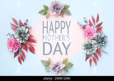 Joyeux fête des mères, couleur bleu pastel et rose. Carte de voeux à motif fleuri façon pose plate avec belles fleurs en soie. Banque D'Images